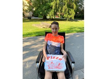 Po náročném cvičení není špatné si jednou za čas dát dobrou odměnu. Tuto pizzu nám přinesla maminka Míši, který se také léči zde v Hamzové léčebně.