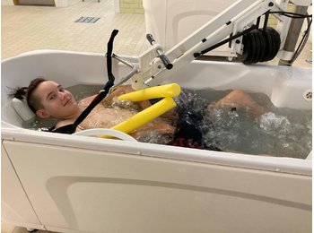 Perličková koupel je naše dopolední procedura, která regeneruje tělo. Domča si odpočne, uvolní svaly a moc ho to baví.